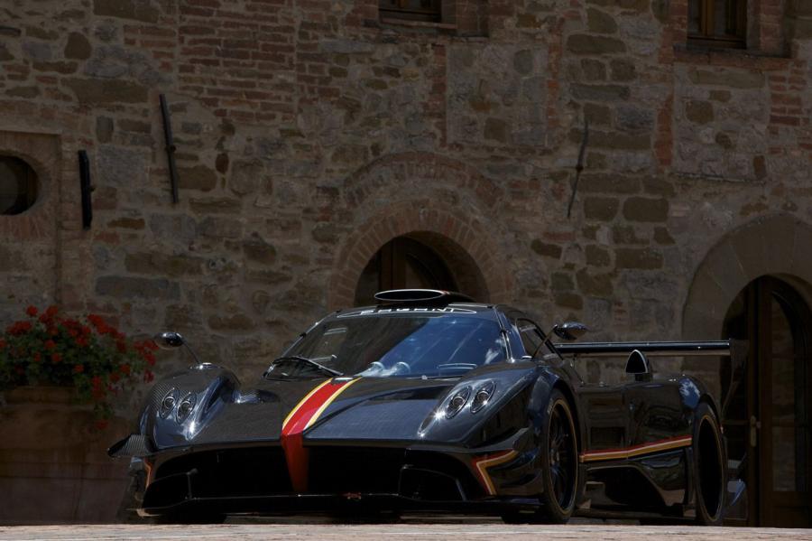  Pagani Zonda Revolucion 2013 года  (фото 13 из 28)